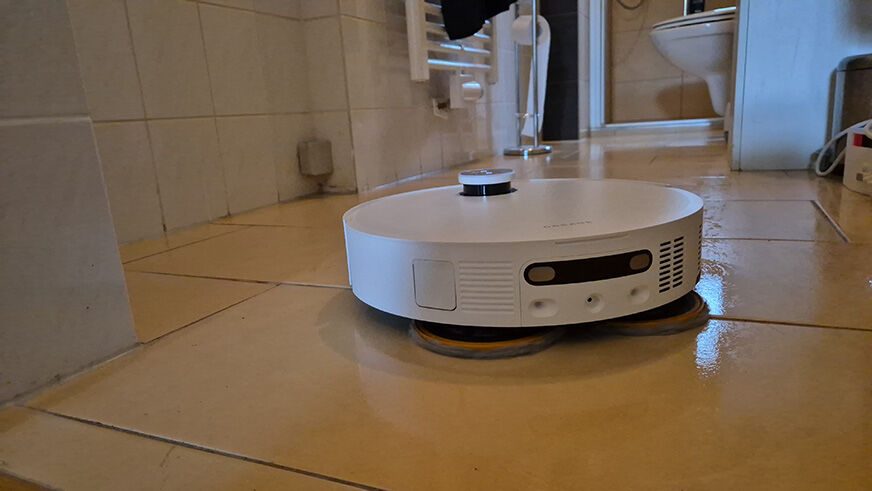 Der Dreame Matrix 10 Ultra neigt seine Pads, um Fliesenfugen besser zu reinigen.